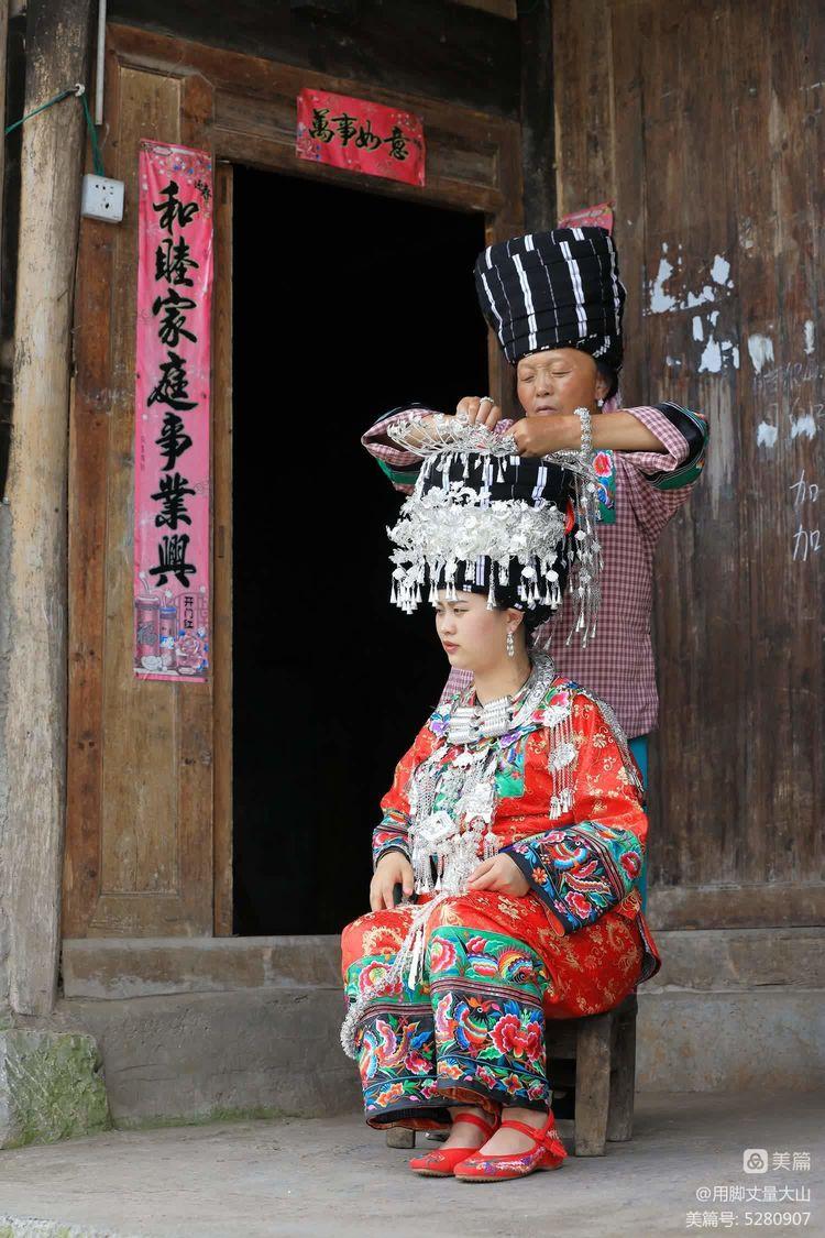 湘西苗族出嫁穿嫁衣