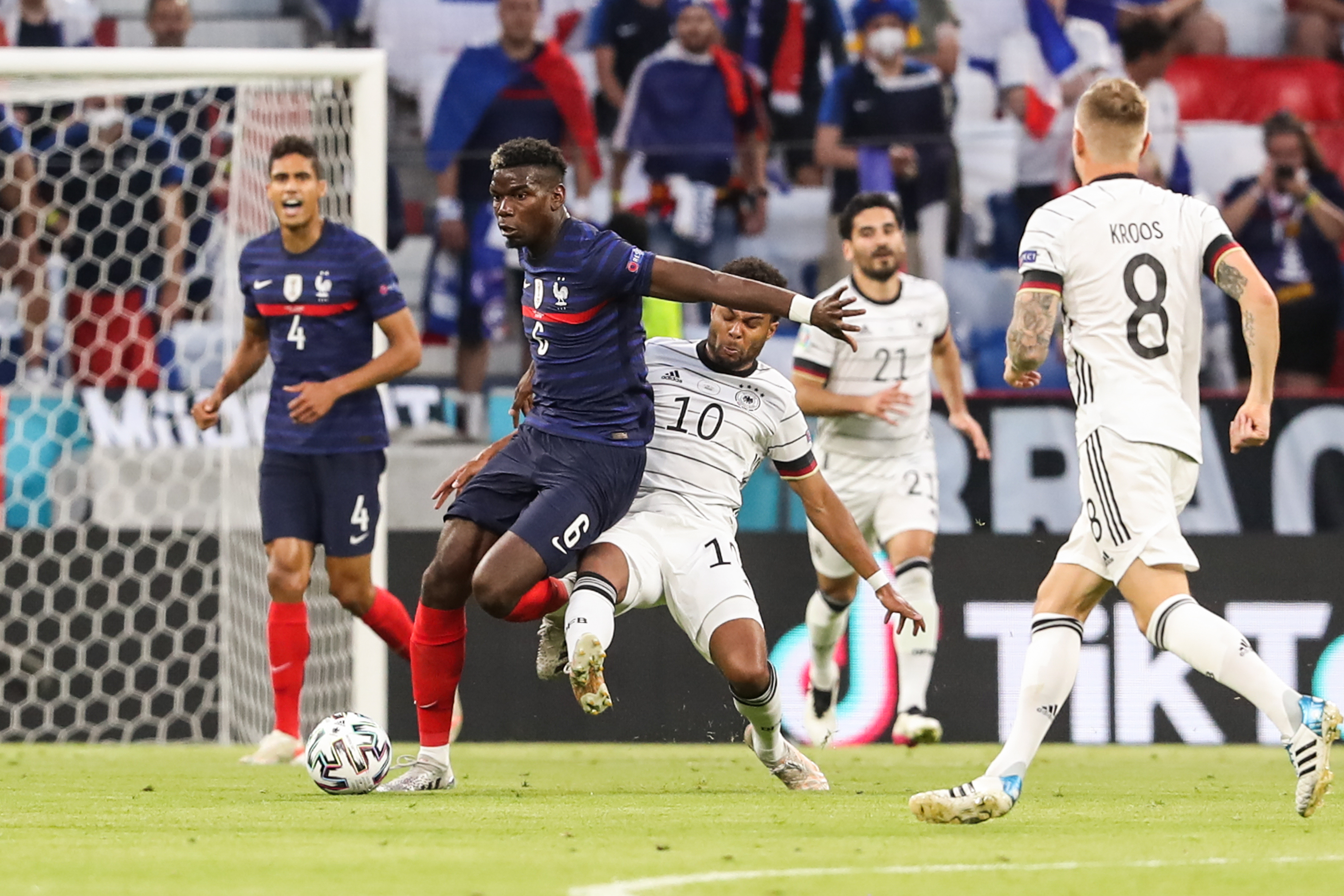 足球——欧锦赛小组赛:法国战胜德国(2)