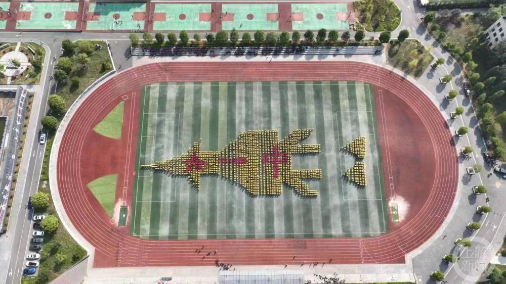 超燃!重庆1750余名高一新生军训汇演花式"表白"祖国