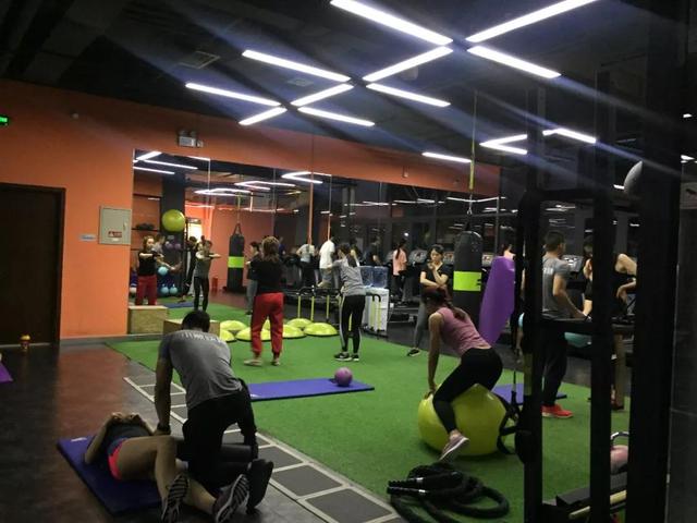 凌晨5点,香港中环健身房的一幕,戳穿关于中产最大的"骗局"