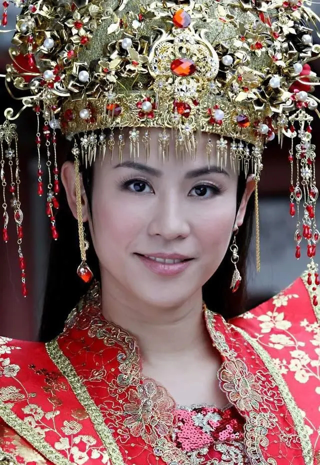 王宝钏挖野菜成爆梗,扮演者在线反对恋爱脑,她的情史也不简单