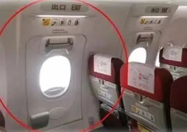 热点|后怕！飞机还在滑行，一大学生竟突然强拉应急舱门把手