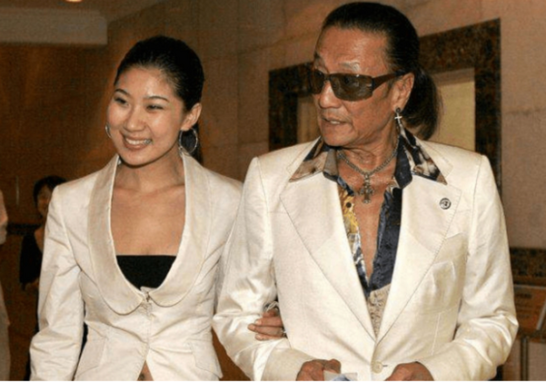 将2000万甩在32岁女友coco面前,结果分手没两年,谢贤就干了一件大事