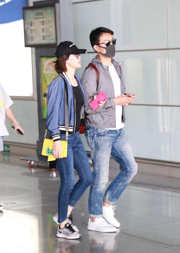 佟大为真有福气,老婆关悦穿牛仔裤走机场,42岁身材还像个小姑娘