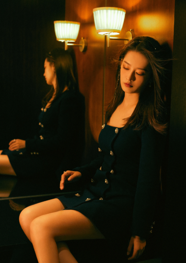 李沁复古胶片氛围感写真,双排扣黑裙端庄干练,双腿交叠气质优雅