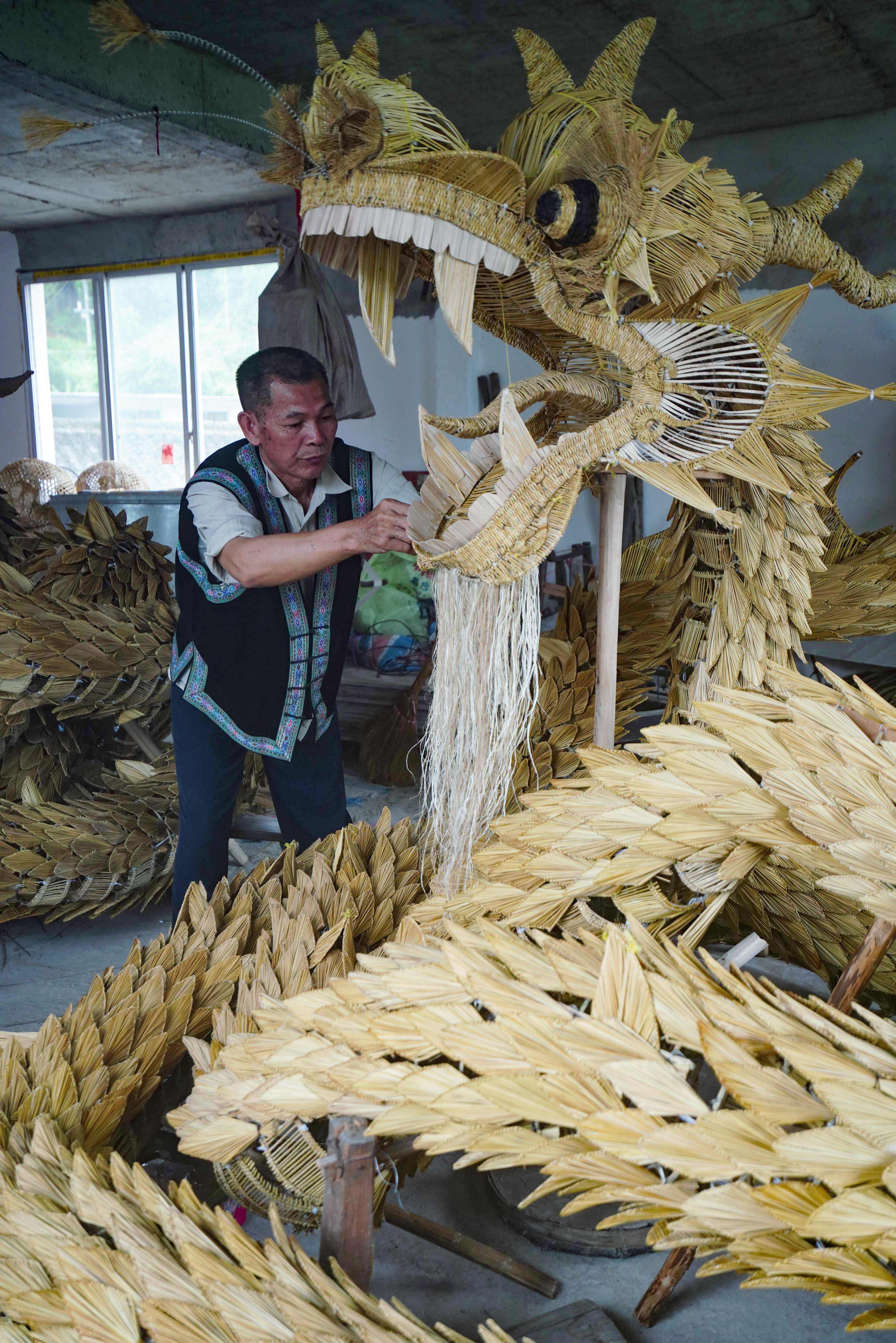 广西龙胜:编织草龙迎端午(2)