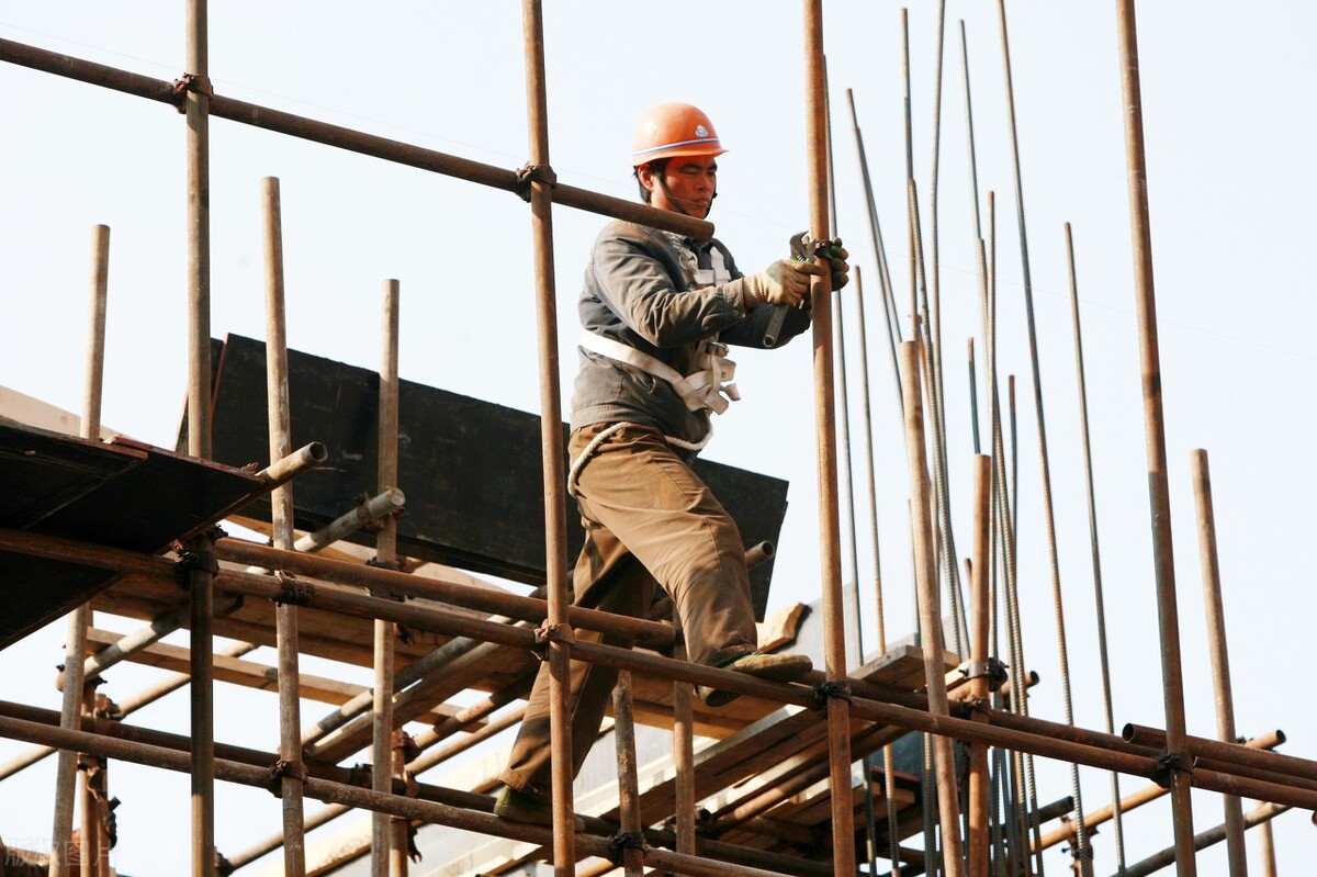 为什么300/天的建筑工人,一年到头不如月薪三四千的工薪族?