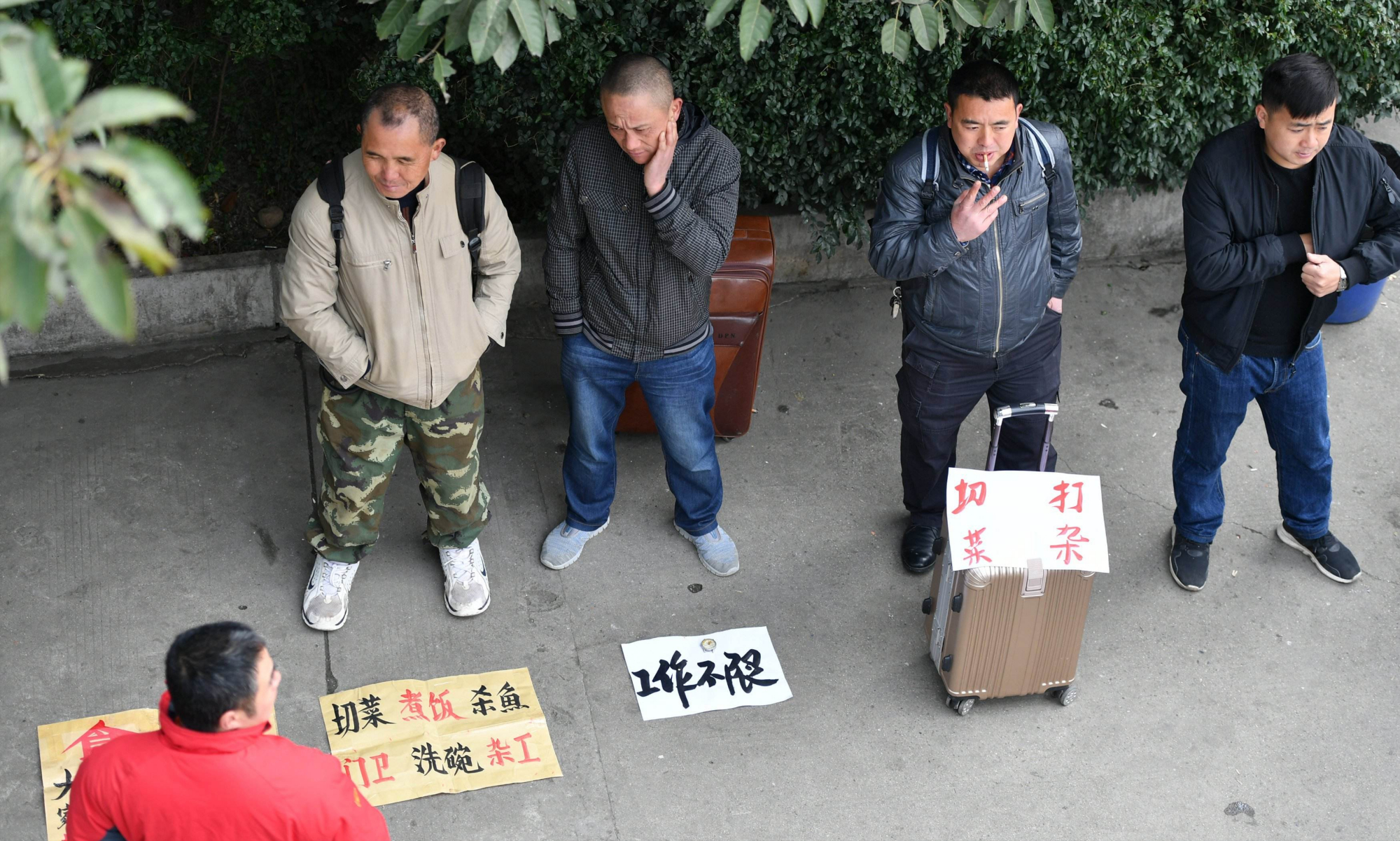 天天蹲守劳务市场,连老板的面儿都难见,农民工该何去何处?