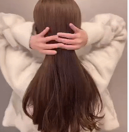 唐雨糖-amy 重点是这种低丸子头非常简单,首先先把自己的头发三七分