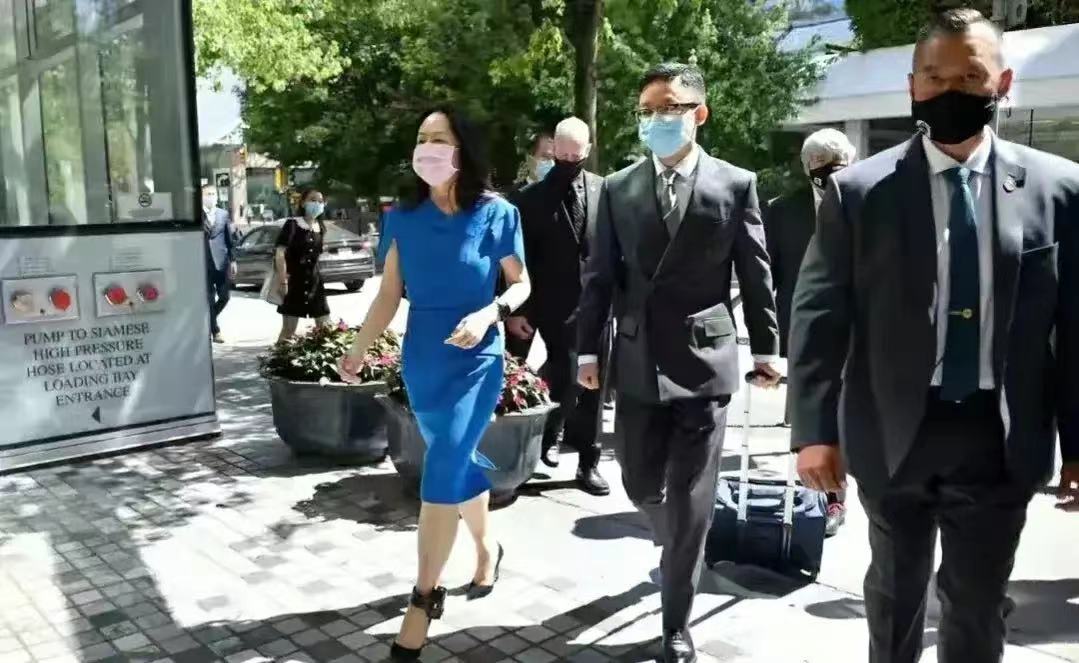 49岁孟晚舟最新动态!蓝连身裙展现大小姐风范,大批外国保镖围绕