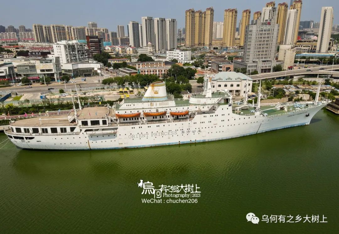 塘沽外滩的东方公主号:曾是著名赌船,后被法院扣留拍卖