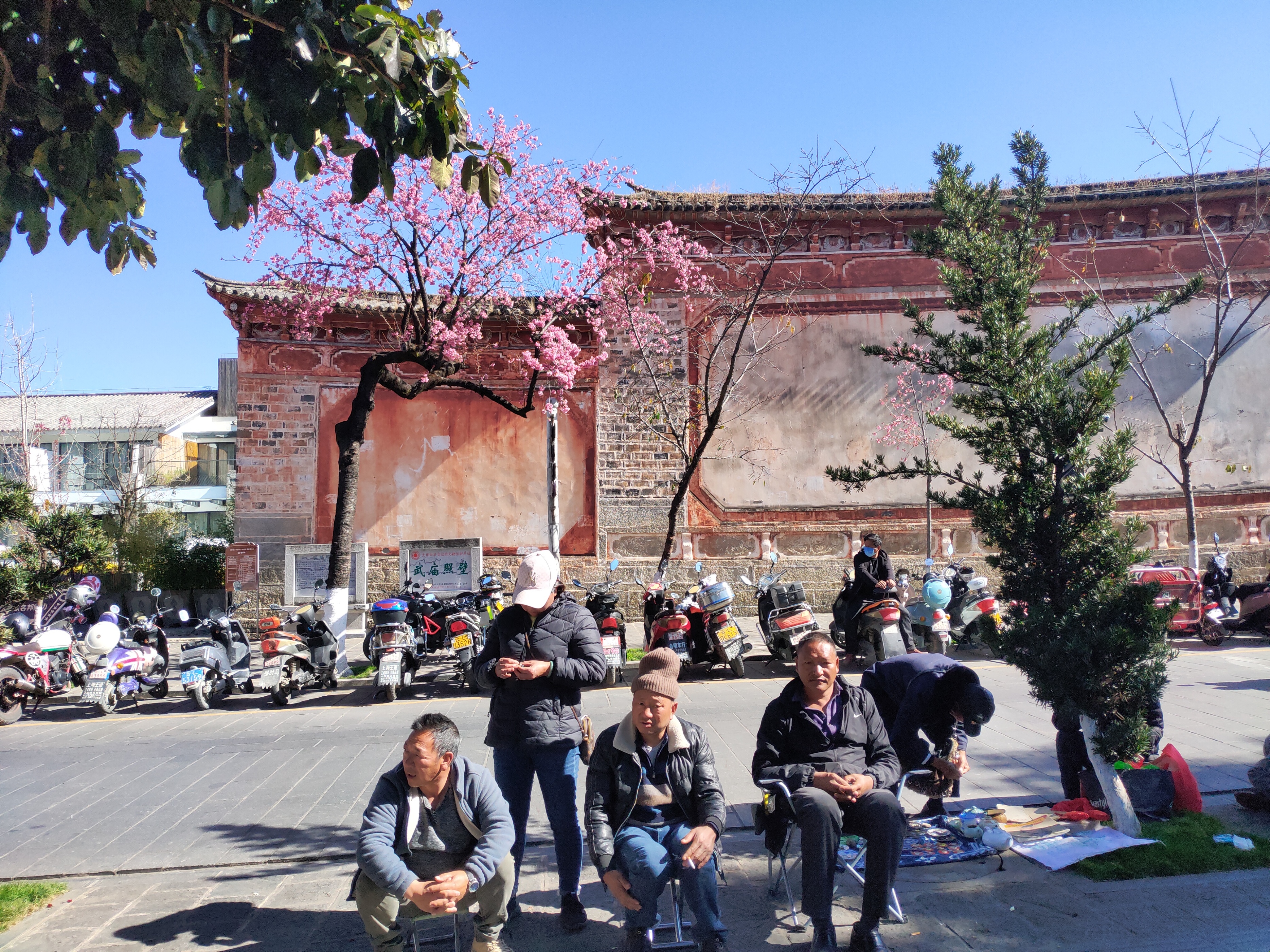 大理古城里藏着世界上唯一的本主武庙,如今已成为古玩市场