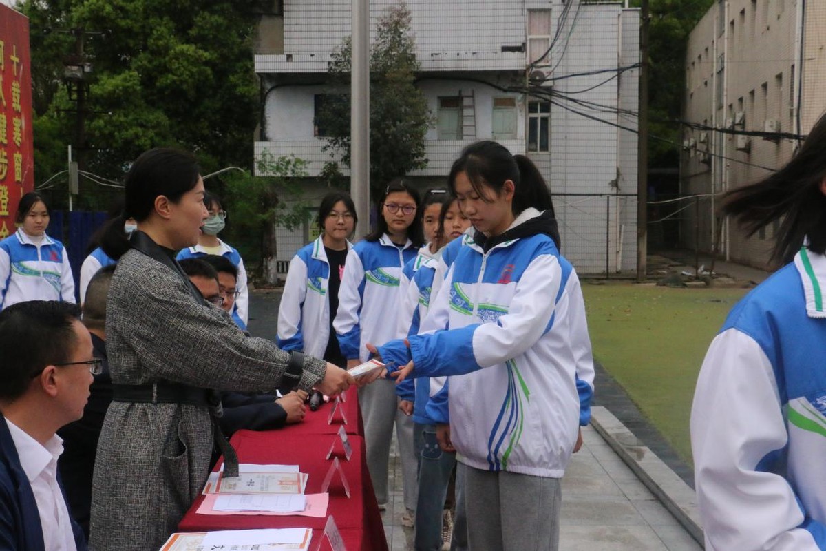 南充龙门中学举行2023年三月文明礼貌月活动总结暨表彰大会