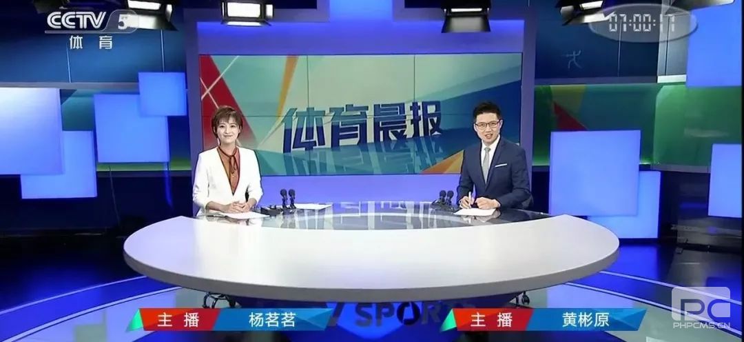 演播室直播"熄灯"现场,主持人黄彬原声音并没有丝毫停顿和颤抖