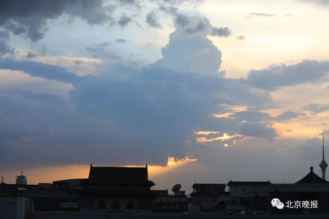 精华|雨过天晴，京城天空霞光如金色瀑布！宛如一幅“流动”的水墨画