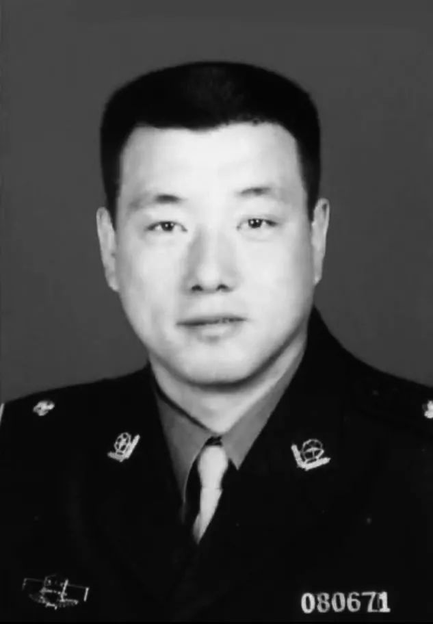 【致敬缅怀奋进】李忠兴:把警徽镶在百姓心中