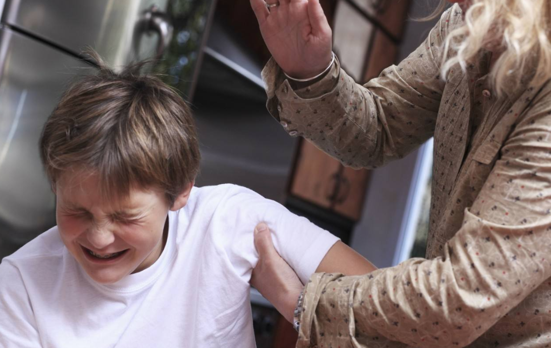 孩子挨打时,出现以下几种反应,父母再生气都要住手