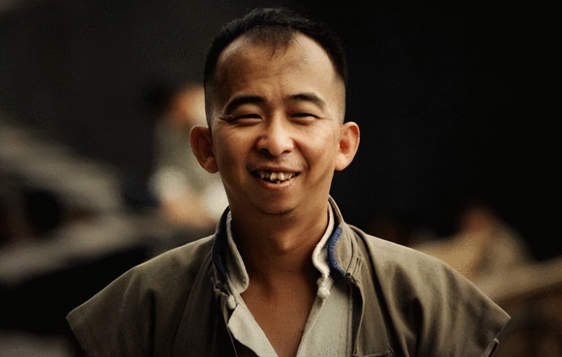 巨兴茂:丑的奇特出名,7年赚亿万身家,他的上位之路没那么简单