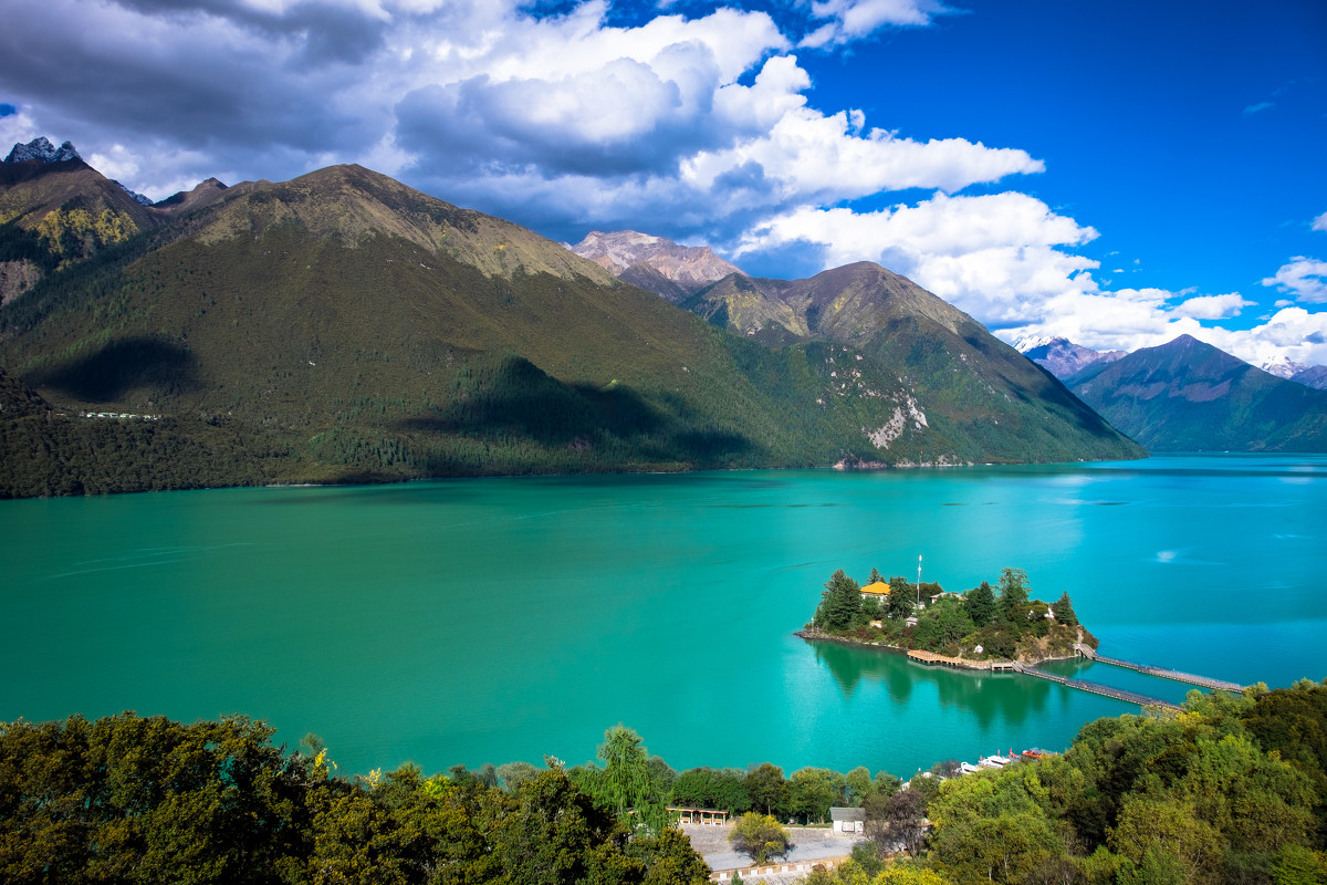 巴松措湖心岛上的错宗工巴寺历史悠久,有特别的雕塑
