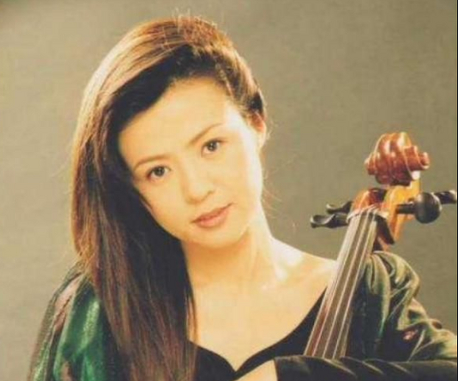 这话的时候,对方只说了一个字"好",原因是王刚跟前妻一直有一个女儿王