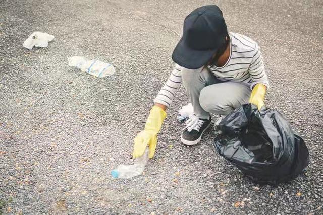 不要小瞧了捡空瓶子的同学