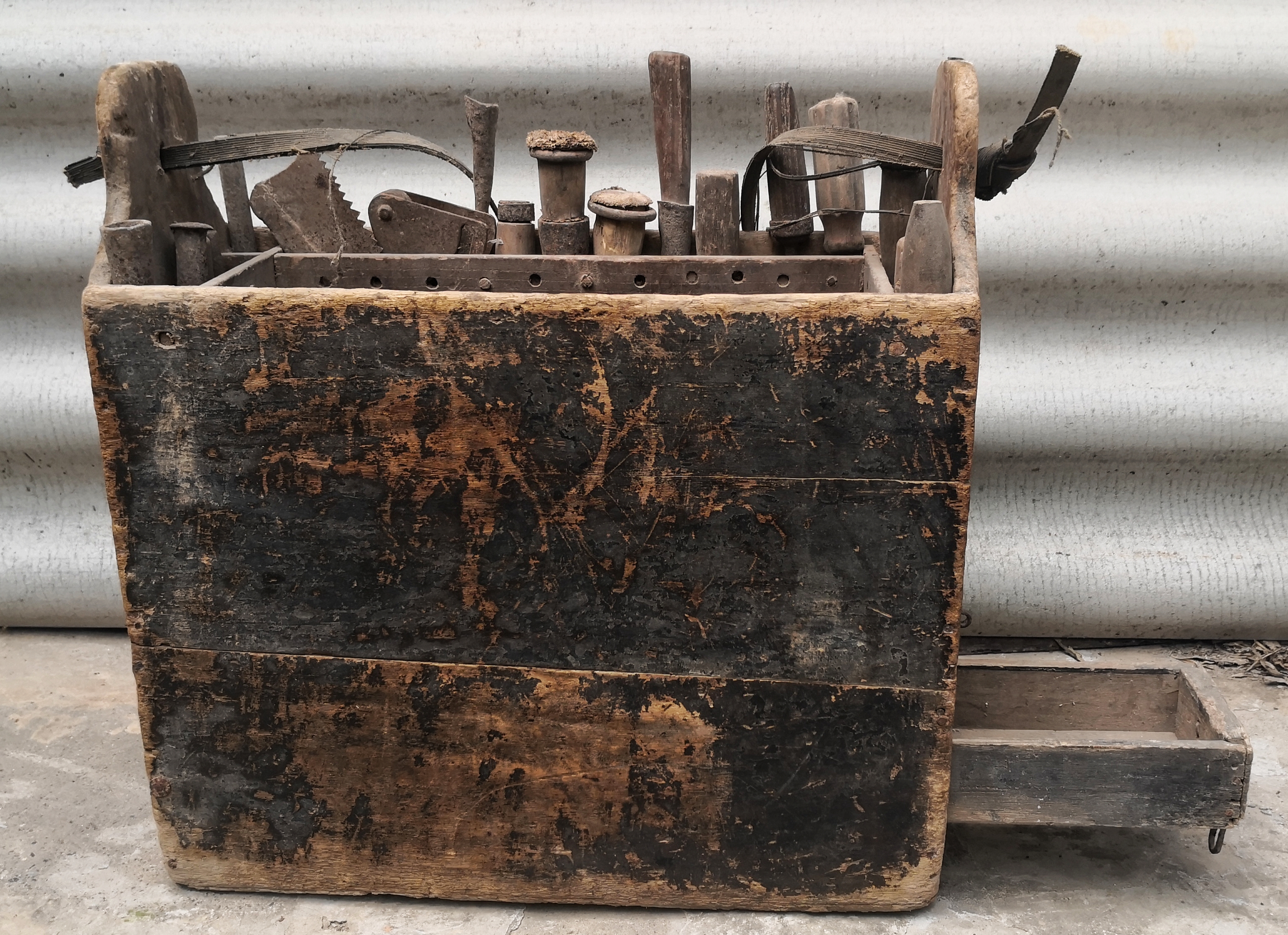 半个多世纪前,这个木工工具箱,曾救了他一命