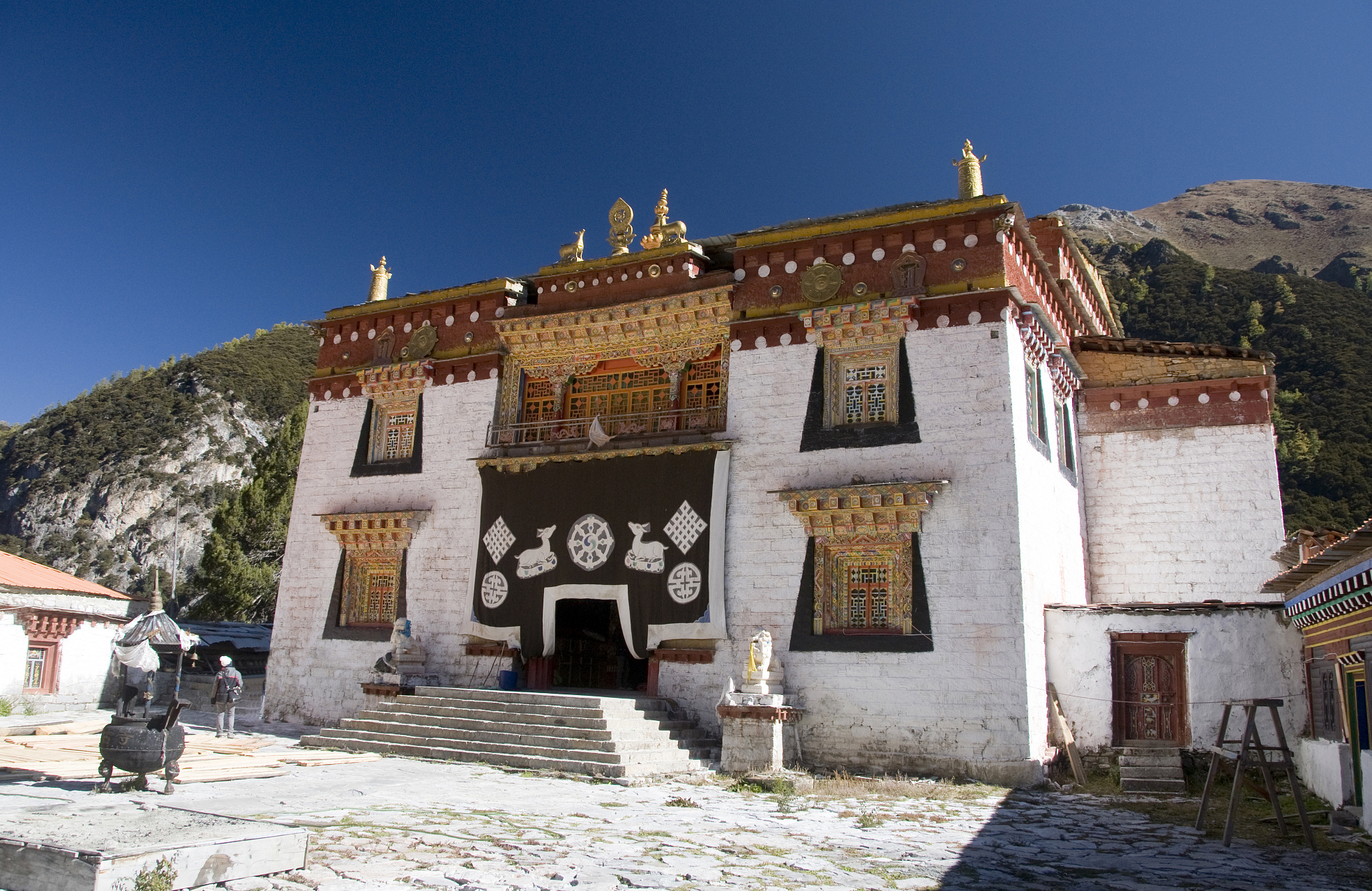 西藏一寺庙,不仅是佛教圣地,还是西藏的班禅驻地,就在江孜县