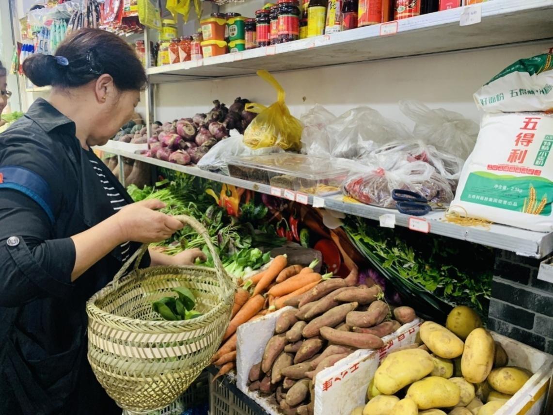 大葱3毛一斤,白菜5毛一棵,生姜两极分化,物价这是降了吗?