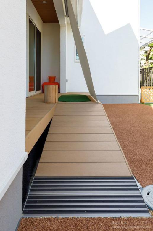 同样有个小院子,日本门前特意抬高铺甲板造斜坡,细节这么人性化