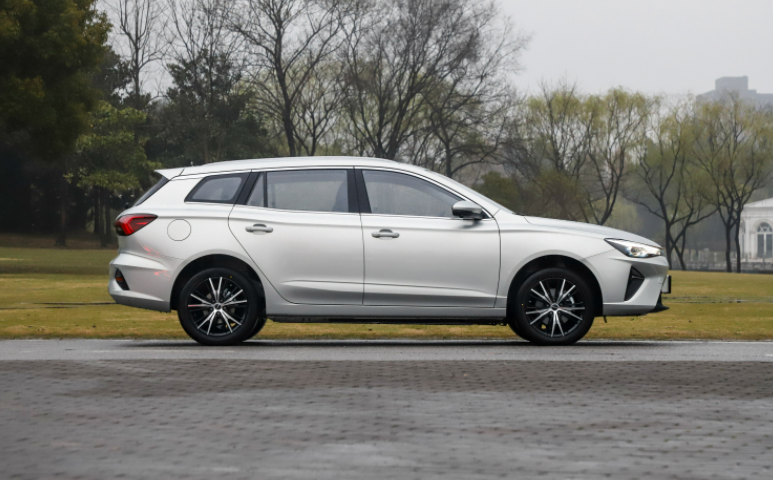 开纯电旅行车荣威ei5去旅行