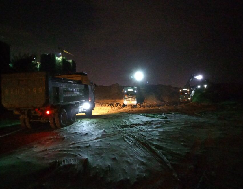 白天将渣土按照测量要求进行打堆,便于夜晚进行渣土外运,节省夜晚装车