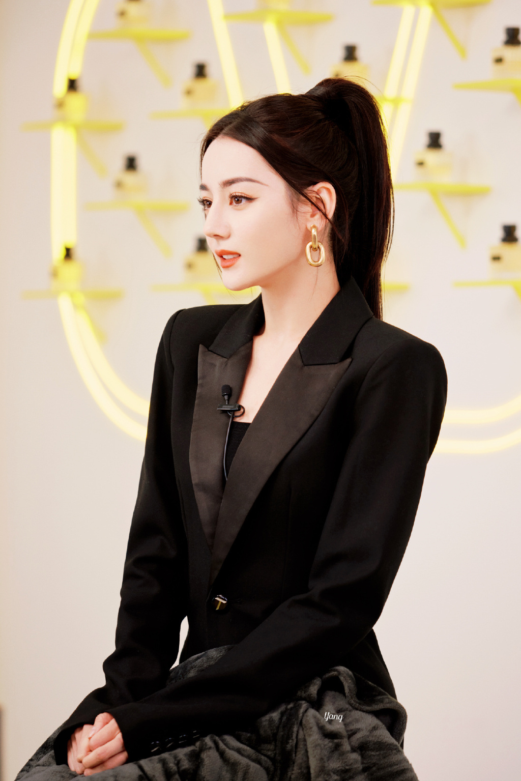 迪丽热巴最新活动造型,纯黑西装搭配同色长裙西装,甜美又酷飒