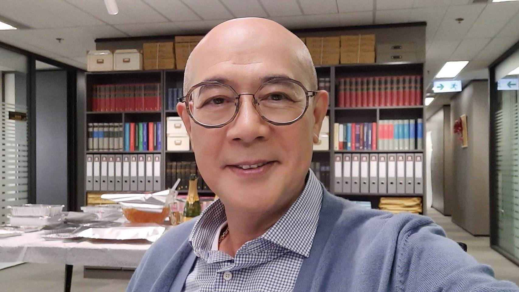 不舍!tvb老戏骨李成昌自曝将在年底离巢,服务公司43年为报恩
