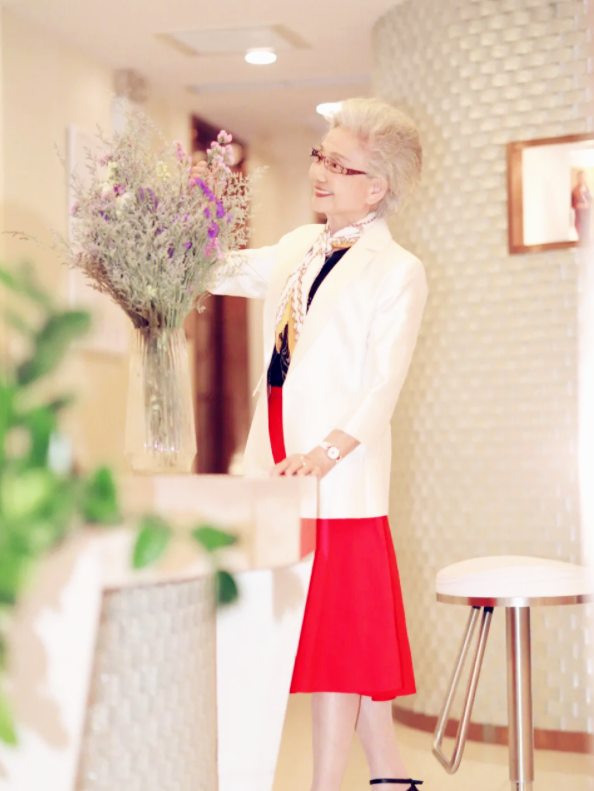 92岁时尚奶奶盛瑞玲,满头银发气色好,穿戴精致不服老,老年楷模