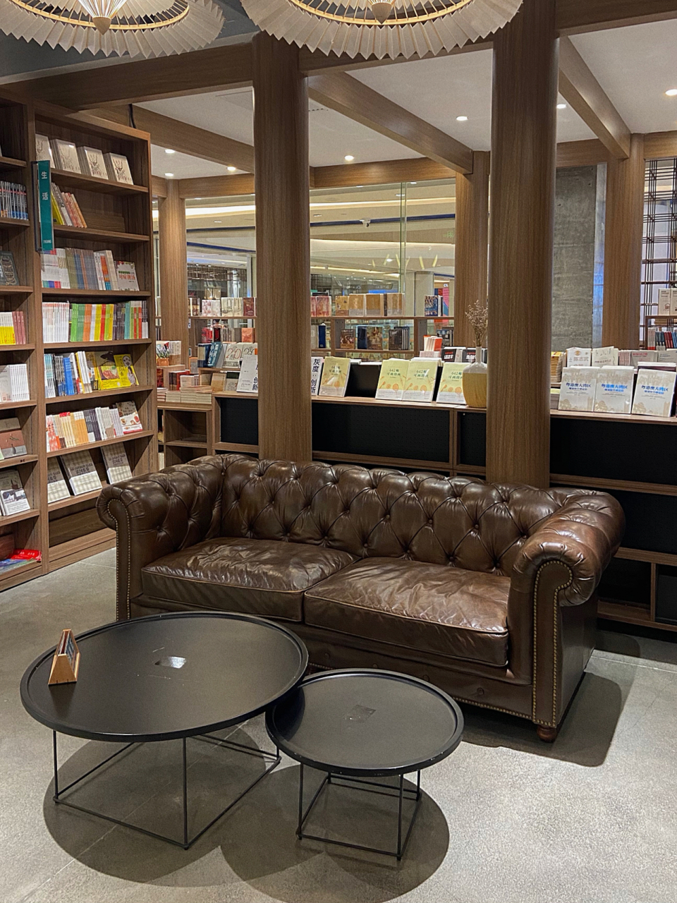 广州开的第2间扶光书店,虽然开在悦汇城这种大型商场内,但走进书店