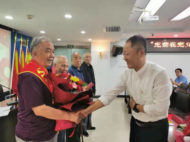 "纪念章颁发仪式,为公司有着50年以上党龄的四位老党员陈玺玉,杨运海