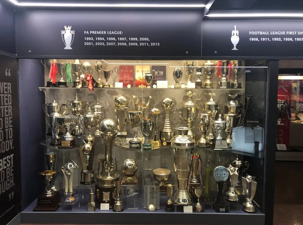 曼联的奖杯陈列室一隅 07 小小罗,欢迎回家!