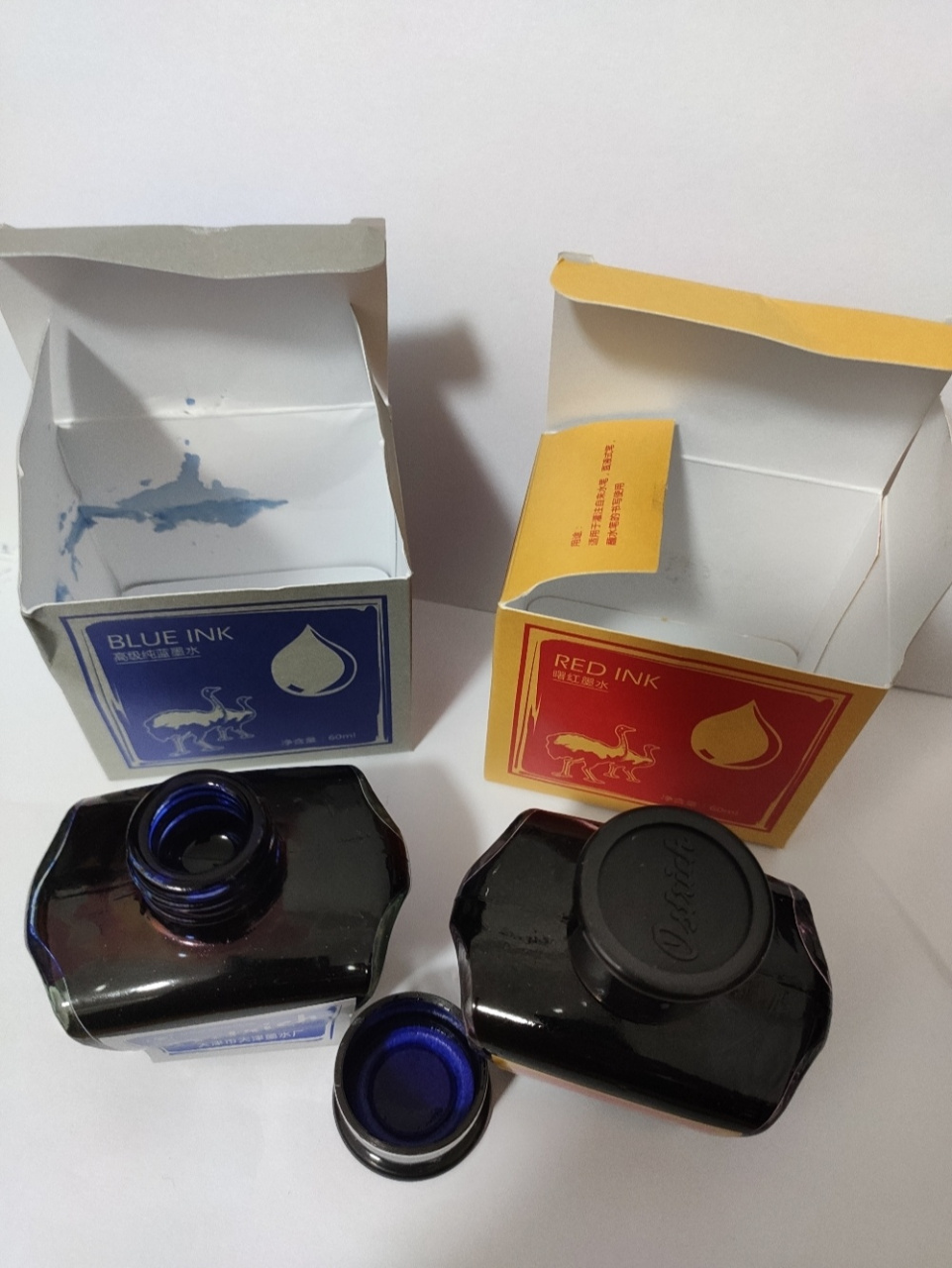 试用鸵鸟5系墨水 鸵鸟5系墨水,蓝色的稍微淡一点,红色的偏橙色,果然是