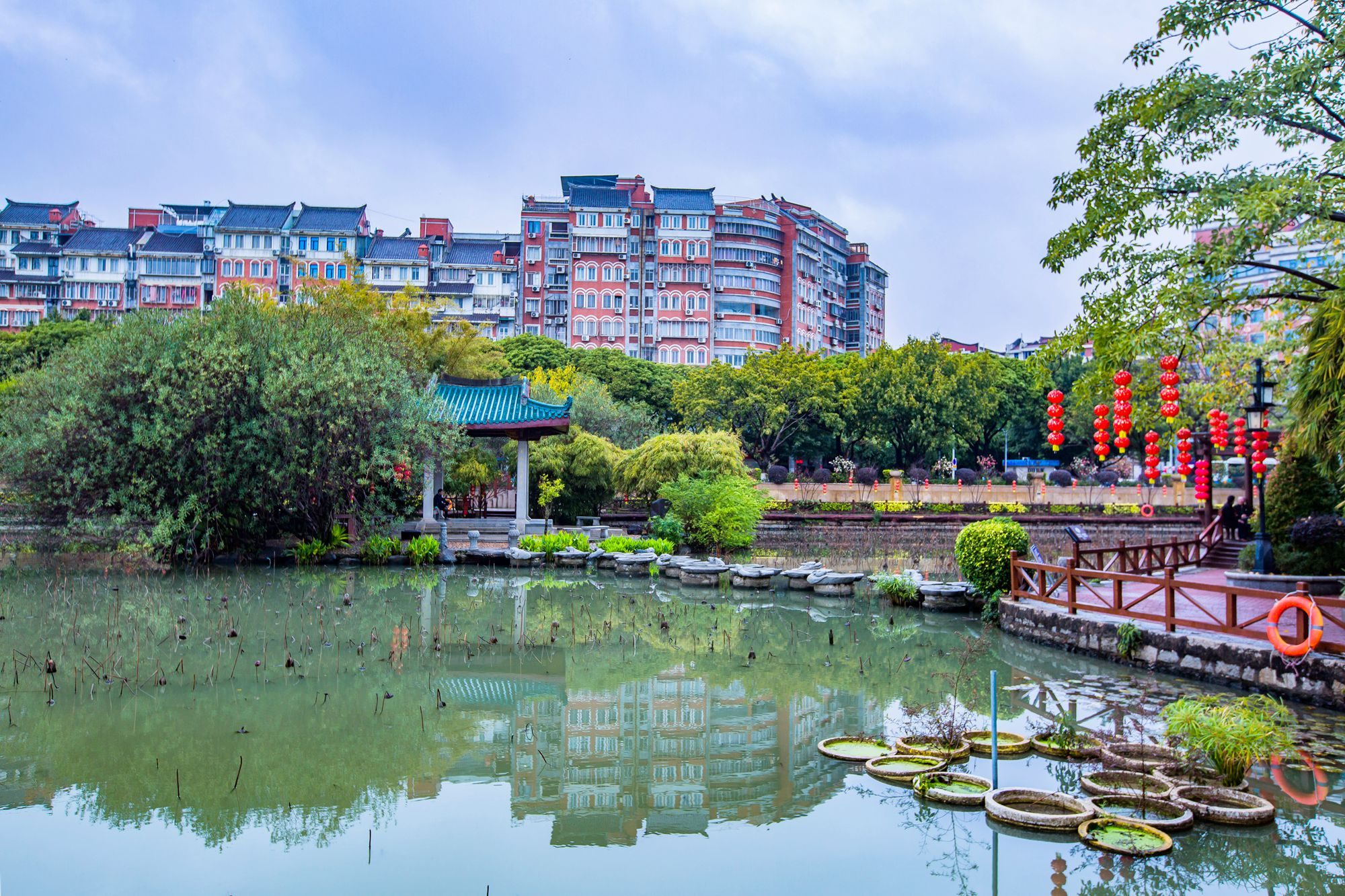 泉州有一座东湖公园,是古泉州十大胜景之一,深受当地市民的喜爱