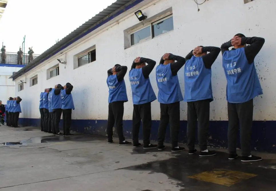 别再搞错了!看守所,拘留所和监狱的区别