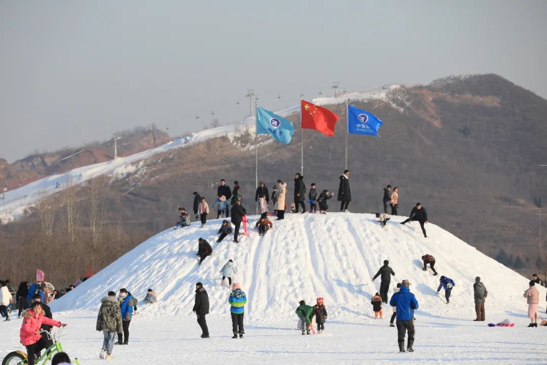 今天的狼牙山滑雪場多雲,這小天氣滑雪最合適了!