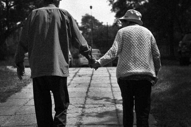 我们老去的父母,没有那么倔强和坚强