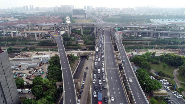 司机注意了,上海嘉闵高架沪松公路立交两方向匝道封闭,需绕行