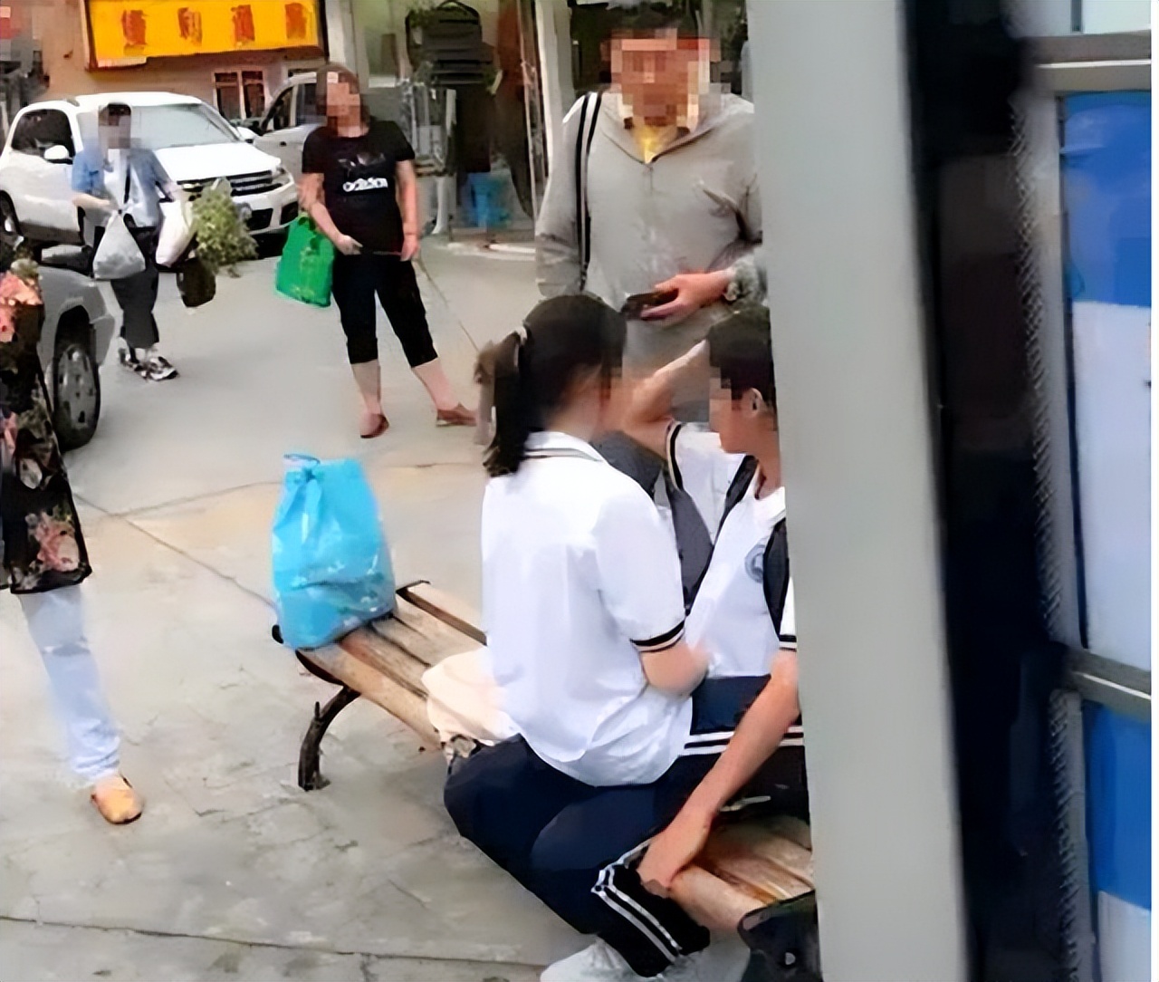 初中生当街做出格行为,旁若无人撒狗粮,无知的孩子果然不一般