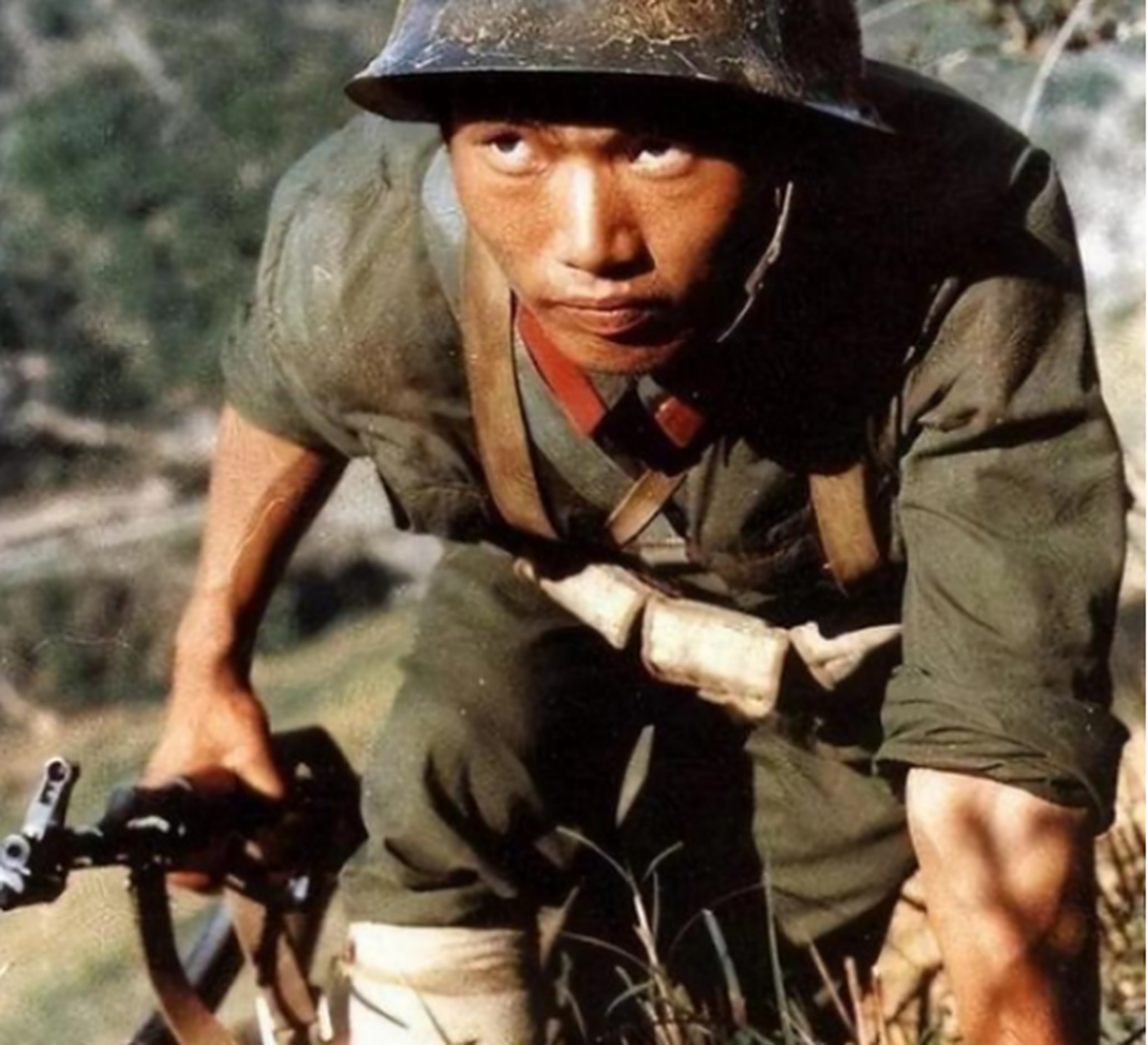 1984年,与大部队走散的陈洪远意外发现一处山洞,进去后竟发现了越军的