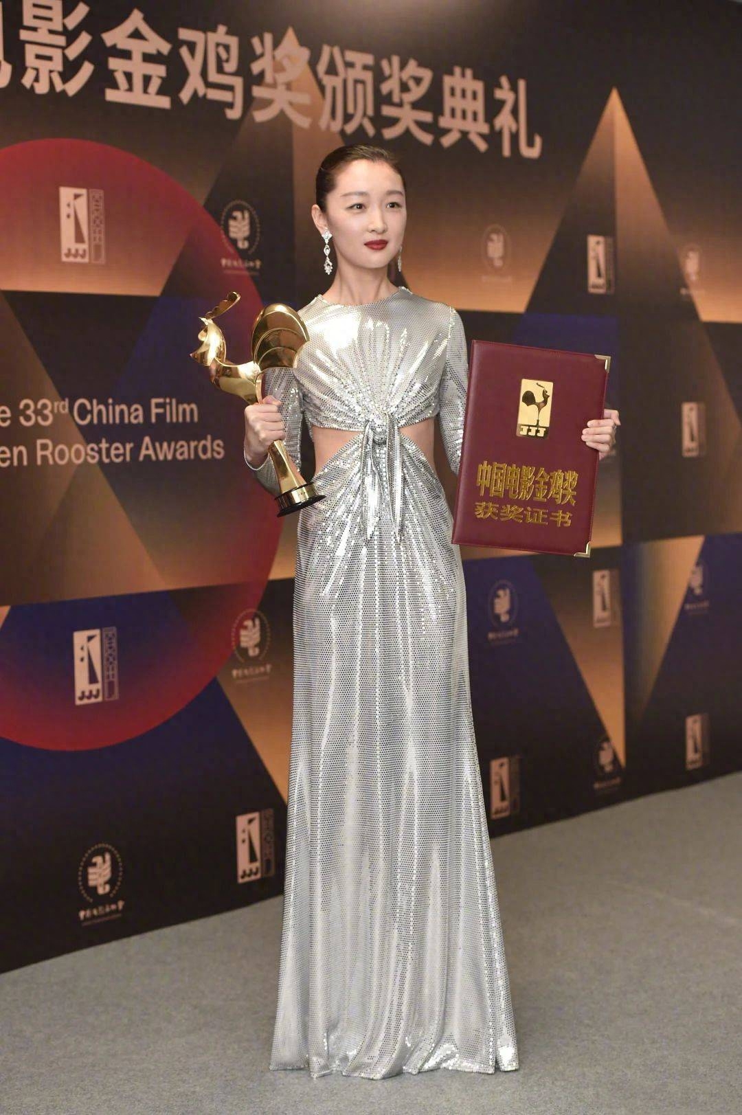 然而,卓伟曝光的这张照片还是让周冬雨清纯形象备受打击.