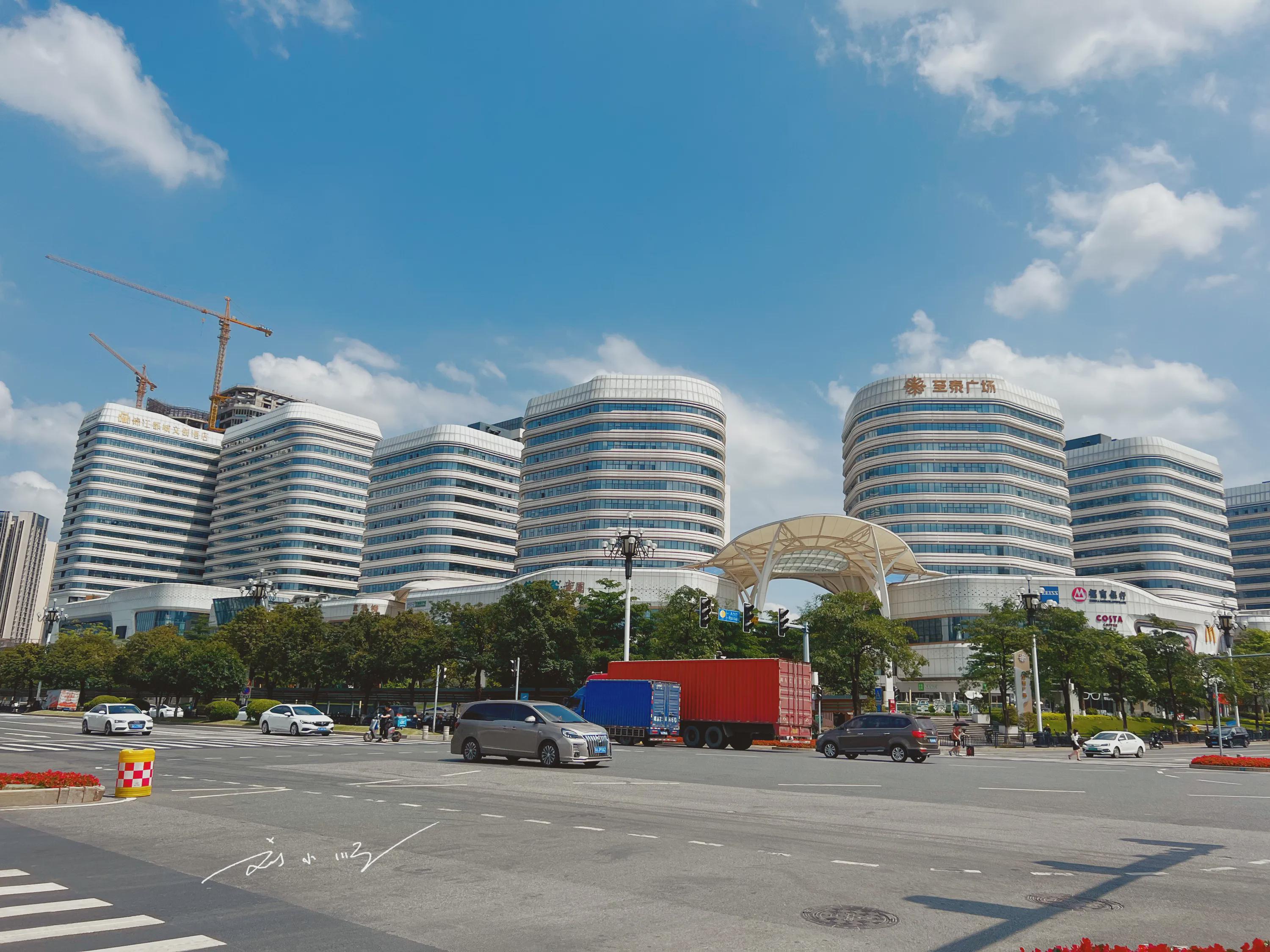 实拍广州市黄埔区的大型商场,就在萝岗地铁站旁边,却没什么人气