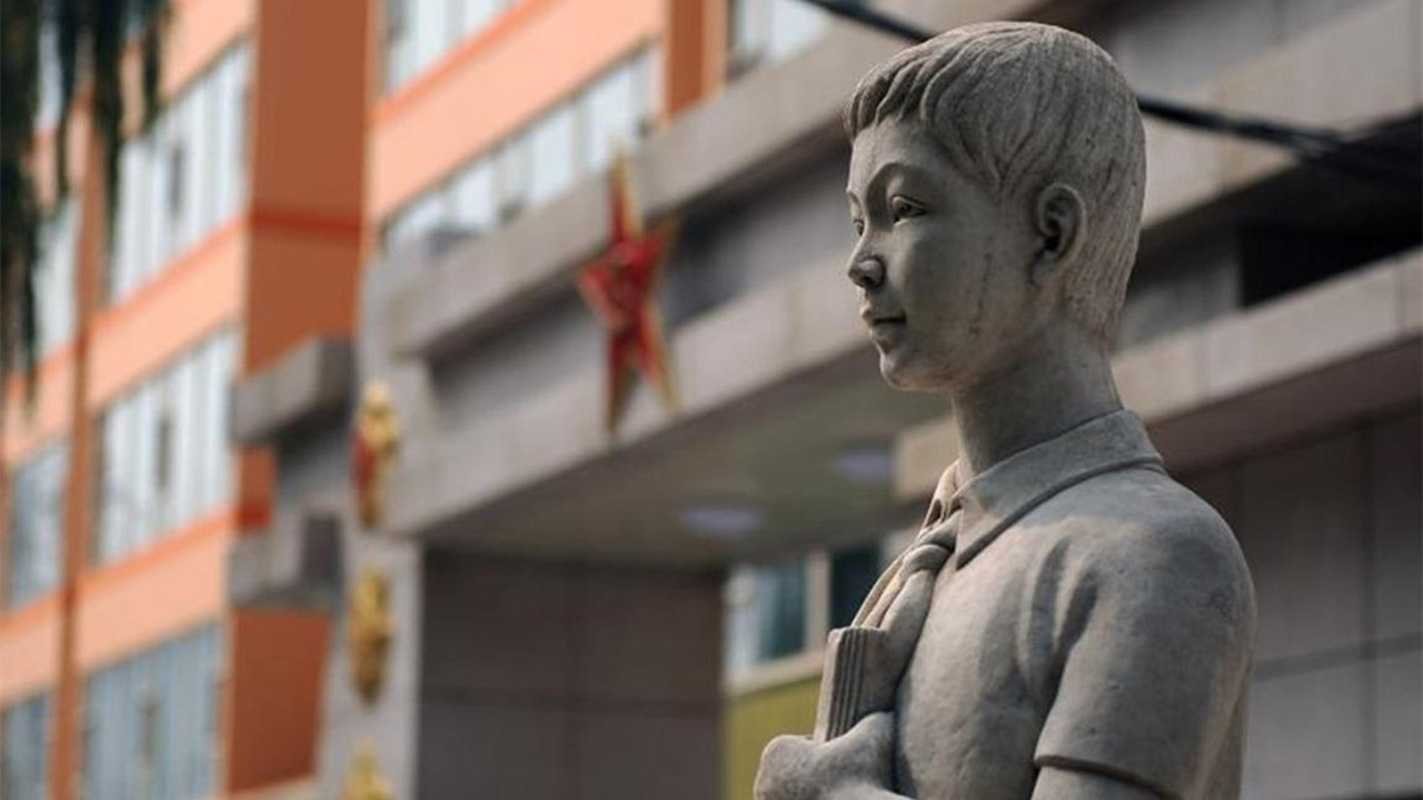 赖宁已牺牲33年,事迹也从教科书中删除,他的父母现状如何?
