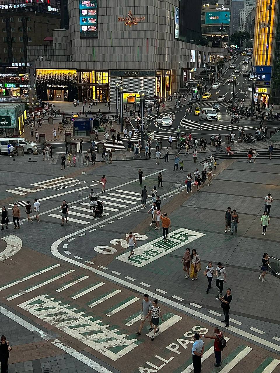 我也在观音桥拍出了重庆曼哈顿 在北城天街上二楼就能拍到了 下来之后