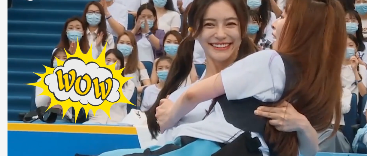 baby公主抱张含韵看呆众人,表情轻松毫不费力,引邓紫棋不断欢呼